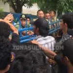 Soal Konflik Agraria di Napabalano, Massa Aksi dan Pegawai Dishut Sultra Nyaris Adu Jotos Soal Konflik Agraria di Napabalano, Massa Aksi dan Pegawai Dishut Sultra Nyaris Adu Jotos