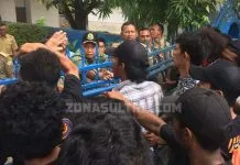 Soal Konflik Agraria di Napabalano, Massa Aksi dan Pegawai Dishut Sultra Nyaris Adu Jotos Soal Konflik Agraria di Napabalano, Massa Aksi dan Pegawai Dishut Sultra Nyaris Adu Jotos