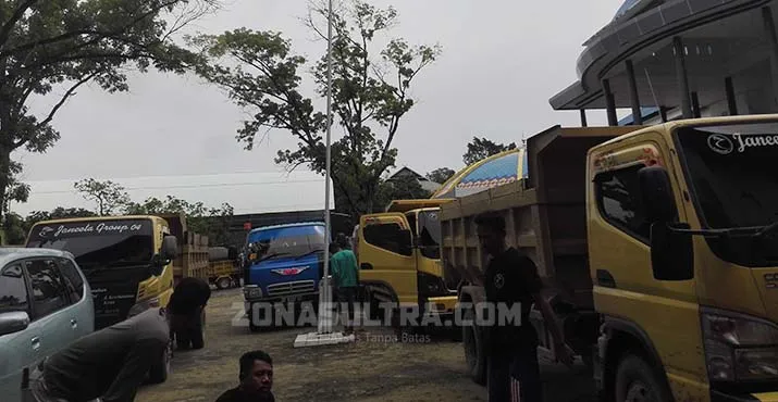 Solar Langka, Puluhan Sopir Truk Demo DPRD Sultra