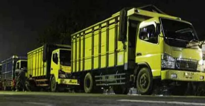 Bahu Jalan di Konawe Kerap Dijadikan Parkir Dadakan Truk