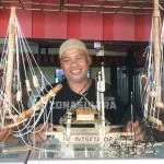 Miniatur Kapal Pinisi Buah Tangan Sainuddin Pengrajin miniatur kapal pinisi, Sainuddin