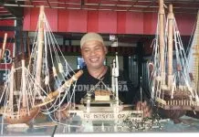 Miniatur Kapal Pinisi Buah Tangan Sainuddin Pengrajin miniatur kapal pinisi, Sainuddin