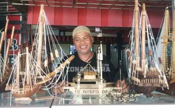 Miniatur Kapal Pinisi Buah Tangan Sainuddin Pengrajin miniatur kapal pinisi, Sainuddin