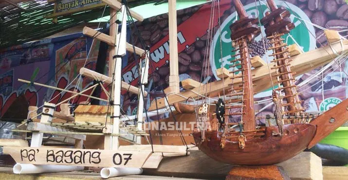 Pengrajin miniatur kapal pinisi kendari