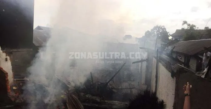 Lima Kamar Kos di Belakang RRI Kendari Hangus Terbakar