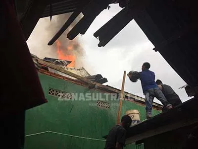 Lima Kamar Kos di Belakang RRI Kendari Hangus Terbakar