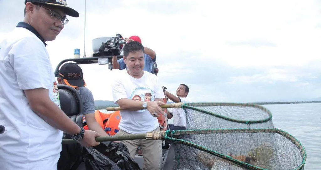 Kagum dan Prihatin, Pj Gubernur Sultra Ajak Masyarakat Jaga Kebersihan Teluk Kendari