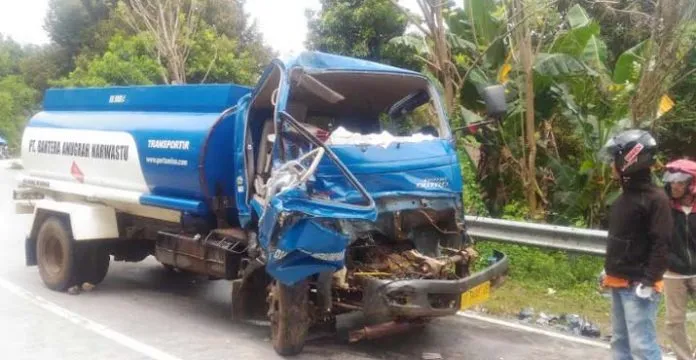 Tabrak Mobil Kampas di Kolaka, Sopir Pengangkut Solar Luka Parah