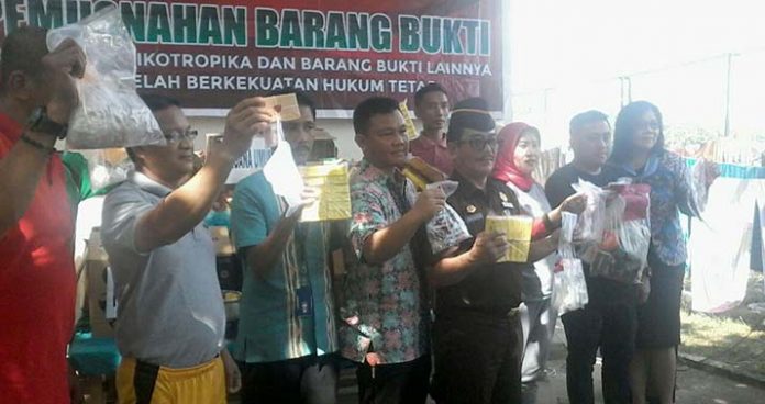 Kejari Kendari Musnahkan Barang Bukti dari 71 Terdakwa