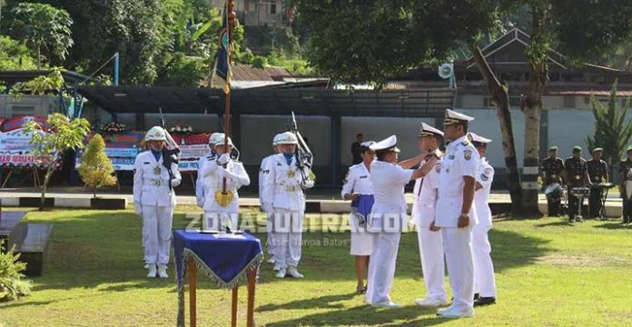 kolonel LANAL KENDARI - Kolonel Laut (P) I Putu Darjatna akhirnya resmi menjabat sebagai, Komandan Pangkalan Tentara Nasional Indonesia Angkatan Laut (Danlanal) Kendari menggantikan Kolonel Laut (P) Prio Budie Leksono, Rabu (14/3/2018). (Randi Ardiansyah/ZONASULTRA.COM)