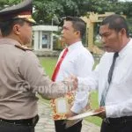 Kapolres Muna Beri Penghargaan 19 Personel yang Berprestasi Kapolres Muna Beri Penghargaan 19 Personel yang Berprestasi