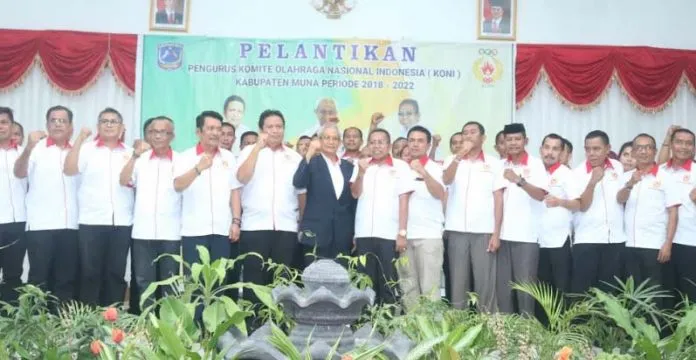 muna Begini Lelucon Rusman Emba untuk Lukman Abunawas saat Pelantikan Pengurus KONI Muna