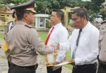 Kapolres Muna Beri Penghargaan 19 Personel yang Berprestasi Kapolres Muna Beri Penghargaan 19 Personel yang Berprestasi