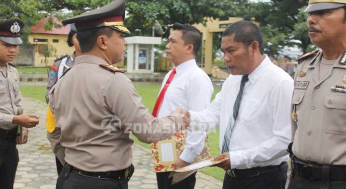 Kapolres Muna Beri Penghargaan 19 Personel yang Berprestasi