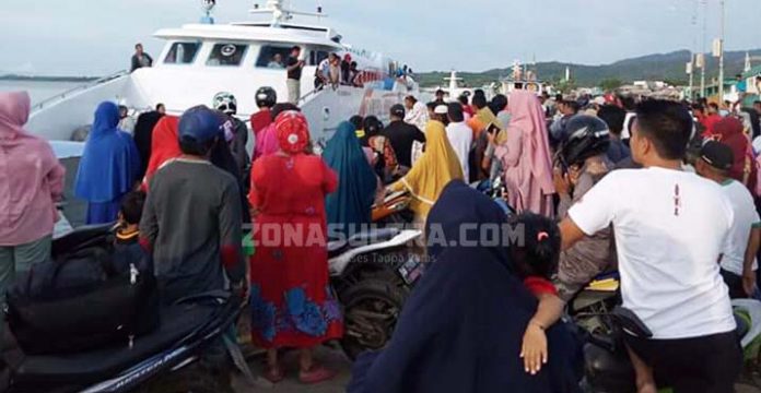 Kapal MV Cantika Dihadang Massa Saat Akan Berlabuh di Pelabuhan Sikeli