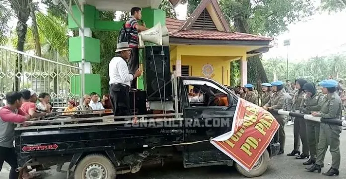 Pedagang Pasar Baruga Tuntut Dirut PD Pasar Kendari Dipecat