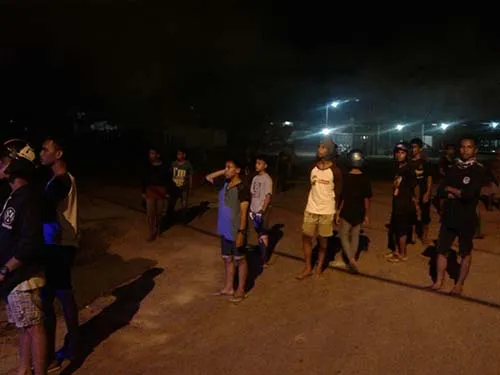 Pembakaran APK Asrun-Hugua Picu Aksi Lempar Batu di Dekat Posko Induk