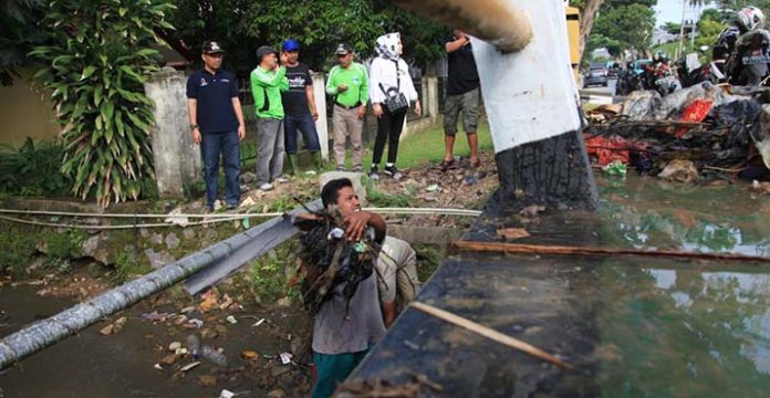 Sampah Bertumpuk, Plt Wali Kota Tegur Warga Yang Bermukim di Bantaran Kali Punggaloba