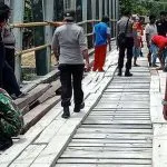 TNI, Polisi dan Warga Gotong Royong Perbaiki Jembatan Rusak di Butur TNI, Polisi dan Warga Gotong Royong Perbaiki Jembatan Rusak di Butur