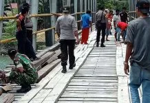 TNI, Polisi dan Warga Gotong Royong Perbaiki Jembatan Rusak di Butur TNI, Polisi dan Warga Gotong Royong Perbaiki Jembatan Rusak di Butur