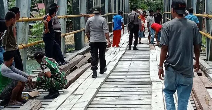 TNI, Polisi dan Warga Gotong Royong Perbaiki Jembatan Rusak di Butur
