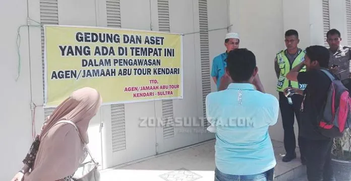Tak Kunjung Diberangkatkan, Jamaah Umrah Segel Kantor Abu Tour di Kendari