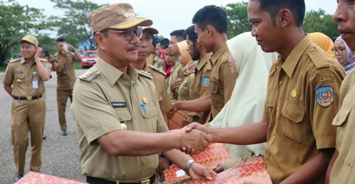 Bupati Konsel Serahkan 142 SK Tenaga Guru Honorer