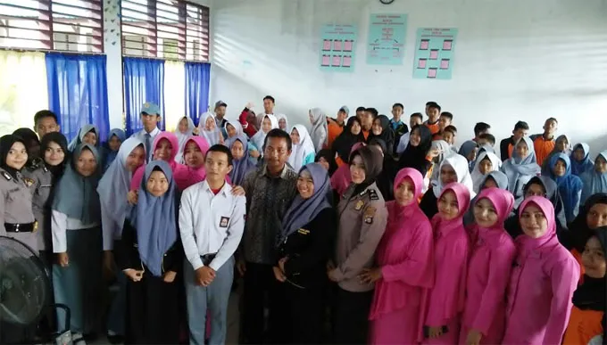 Bhayangkari Polres Bombana Sosialisasi Bahaya Narkoba dan Pornography ke Sekolah