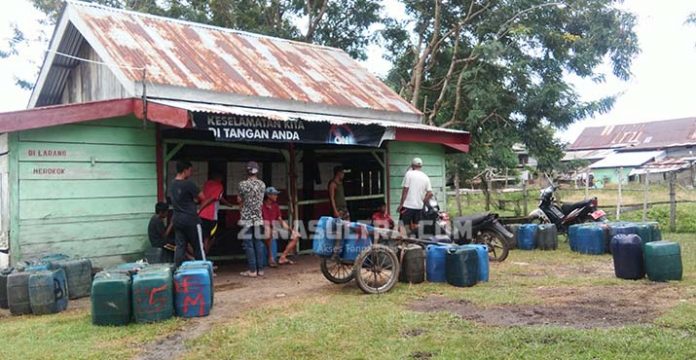 SPBN - Stasiun Pengisihan Bahan Bakar Nelayan (SPBN) Desa Muara Tinobu, Kecamatan Lasolo yang diduga menyelewengkan BBM jenis solar ke perusahaan tambang yang di porsikan untuk nelayan.(Jefri/ZONASULTRA.COM)