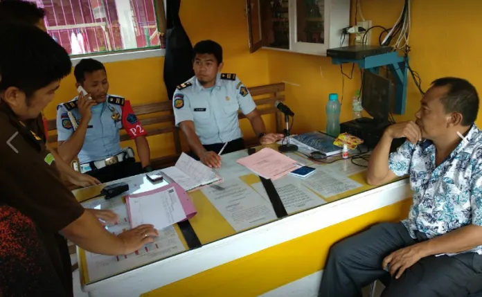 tahan tersangka kasat Pol PP