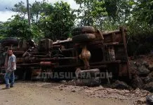Hilang Kendali Dua Truk Pemuat Batu di Konut Terbalik Hilang Kendali Dua Truk Pemuat Batu di Konut Terbalik