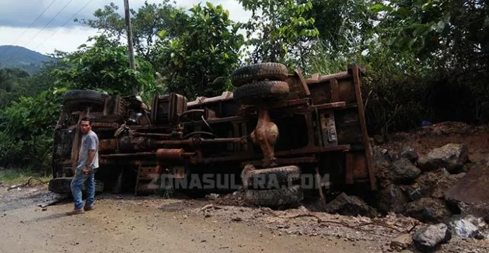 Hilang Kendali Dua Truk Pemuat Batu di Konut Terbalik
