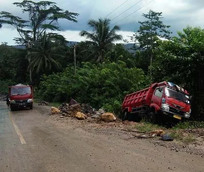 Hilang Kendali Dua Truk Pemuat Batu di Konut Terbalik