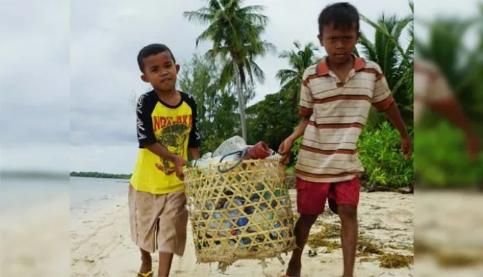 Aksi Beach Clean Up di Kawasan Taman Nasional Wakatobi, 1,7 Ton Sampah Plastik Dikumpulkan