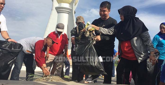 Pj Gubernur Bersih-bersih Kawasan Tugu Eks MTQ Kendari