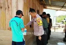 Kapolres Bombana Apresiasi Personelnya yang Bangun Musala di Desa Tunas Baru Kapolres Bombana Apresiasi Personelnya yang Bangun Musala di Desa Tunas Baru