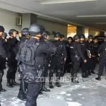 Amankan Debat Pilgub Sultra, 1.025 Personel Polisi Dikerahkan Sebanyak 1.025 personel polisi dikerahkan pihak Polda Sulawesi Tenggara (Sultra), untuk memastikan kelancaran pelaksanaan debat publik pasangan calon (paslon) Gubernur dan Wakil Gubernur Sultra periode 2018-2023 yang dihelat, Kamis (5/4/2018).