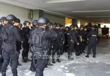 Amankan Debat Pilgub Sultra, 1.025 Personel Polisi Dikerahkan Sebanyak 1.025 personel polisi dikerahkan pihak Polda Sulawesi Tenggara (Sultra), untuk memastikan kelancaran pelaksanaan debat publik pasangan calon (paslon) Gubernur dan Wakil Gubernur Sultra periode 2018-2023 yang dihelat, Kamis (5/4/2018).