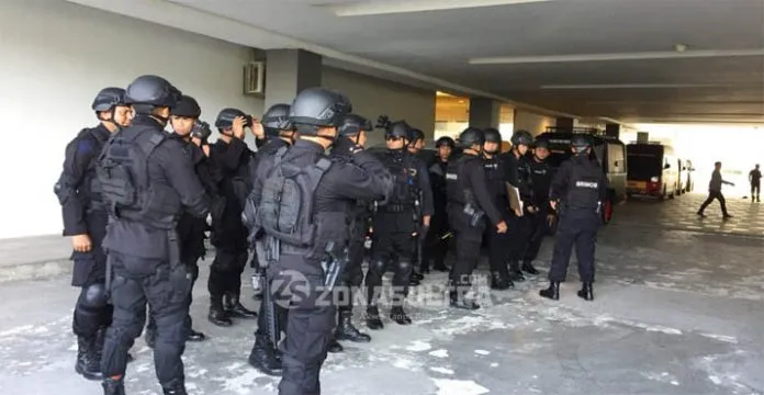 Sebanyak 1.025 personel polisi dikerahkan pihak Polda Sulawesi Tenggara (Sultra), untuk memastikan kelancaran pelaksanaan debat publik pasangan calon (paslon) Gubernur dan Wakil Gubernur Sultra periode 2018-2023 yang dihelat, Kamis (5/4/2018).