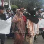 Tolak Tambang PT GMS, Puluhan Ibu-ibu Asal Laonti Berunjuk Rasa di Polda Tolak Tambang PT GMS, Puluhan Ibu-ibu Asal Laonti Berunjuk Rasa di Polda