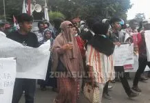 Tolak Tambang PT GMS, Puluhan Ibu-ibu Asal Laonti Berunjuk Rasa di Polda Tolak Tambang PT GMS, Puluhan Ibu-ibu Asal Laonti Berunjuk Rasa di Polda