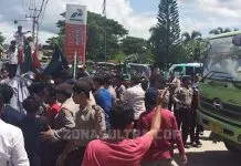 Demo Kelangkaan BBM, Mahasiswa di Kendari Bentrok dengan Polisi Demo Kelangkaan BBM, Mahasiswa di Kendari Bentrok dengan Polisi