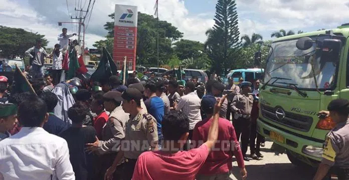 Demo Kelangkaan BBM, Mahasiswa di Kendari Bentrok dengan Polisi
