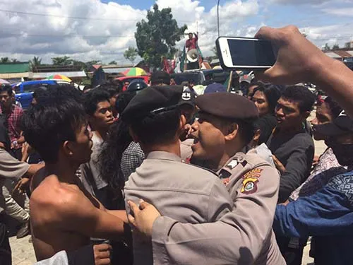 Demo Kelangkaan BBM, Mahasiswa di Kendari Bentrok dengan Polisi