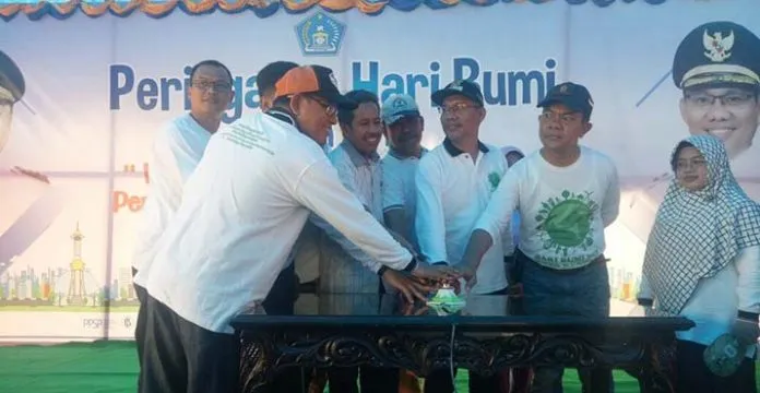 Peringati Hari Bumi, Pemkot Kendari Lakukan Aksi Bersih Pantai