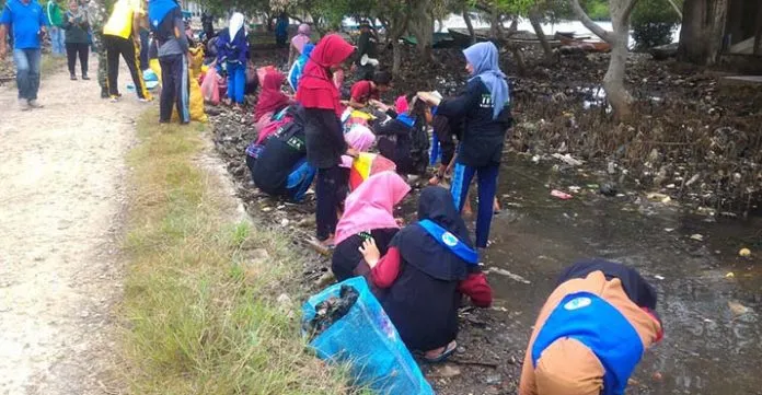 Hari Bumi di Wakatobi , Diet Kantong Plastik Hingga Aksi Sapu Pantai