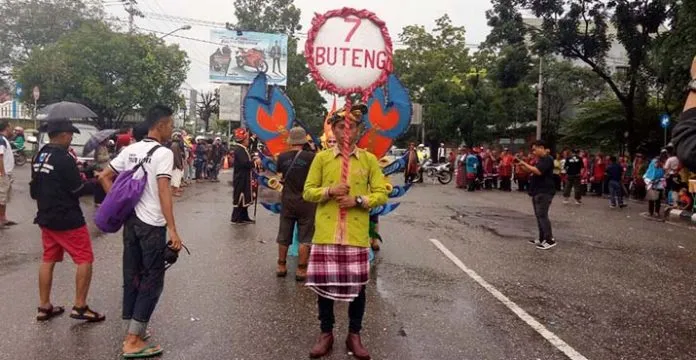 Karnaval Tenun, Buteng Tampilkan Ikon Lobster di Halo Sultra