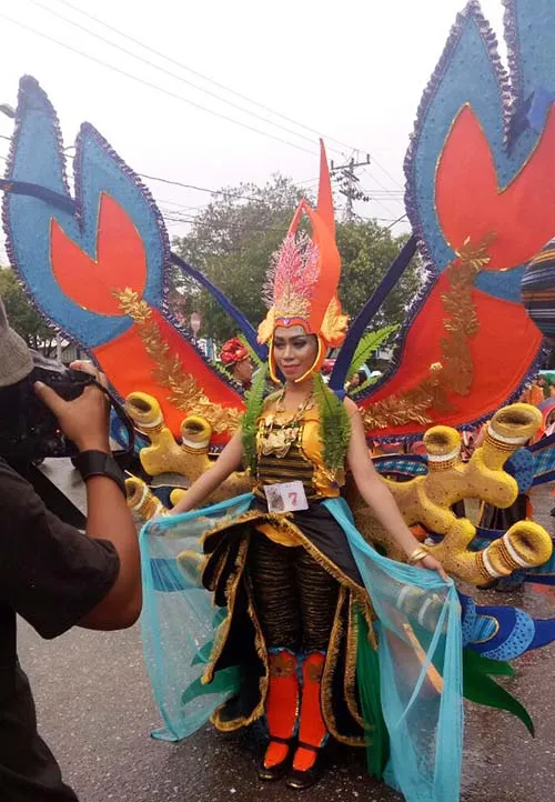Karnaval Tenun, Buteng Tampilkan Ikon Lobster di Halo Sultra