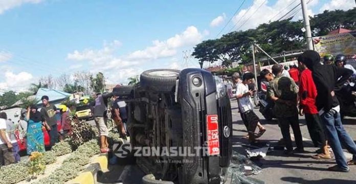 Hantam Median Jalan, Mobil Dinas Camat Baula Terbalik