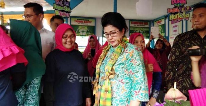 Kunker ke Kendari, Menkes Nila Kunjungi Posyandu Teratai